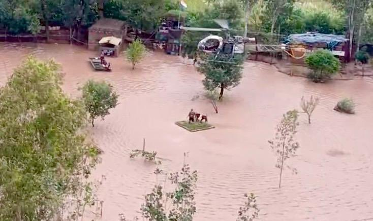 جموں و کشمیر میں مسلسل 40 گھنٹے سے جاری بارش کے سبب جموں ڈویژن میں کافی تباہی ہوئی ہے