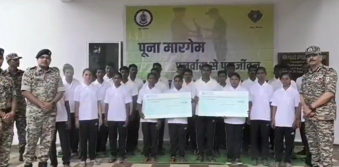 छत्तीसगढ़: बीजापुर में 30 माओवादियों ने किया आत्मसमर्पण, 20 पर था 81 लाख रुपये का इनाम