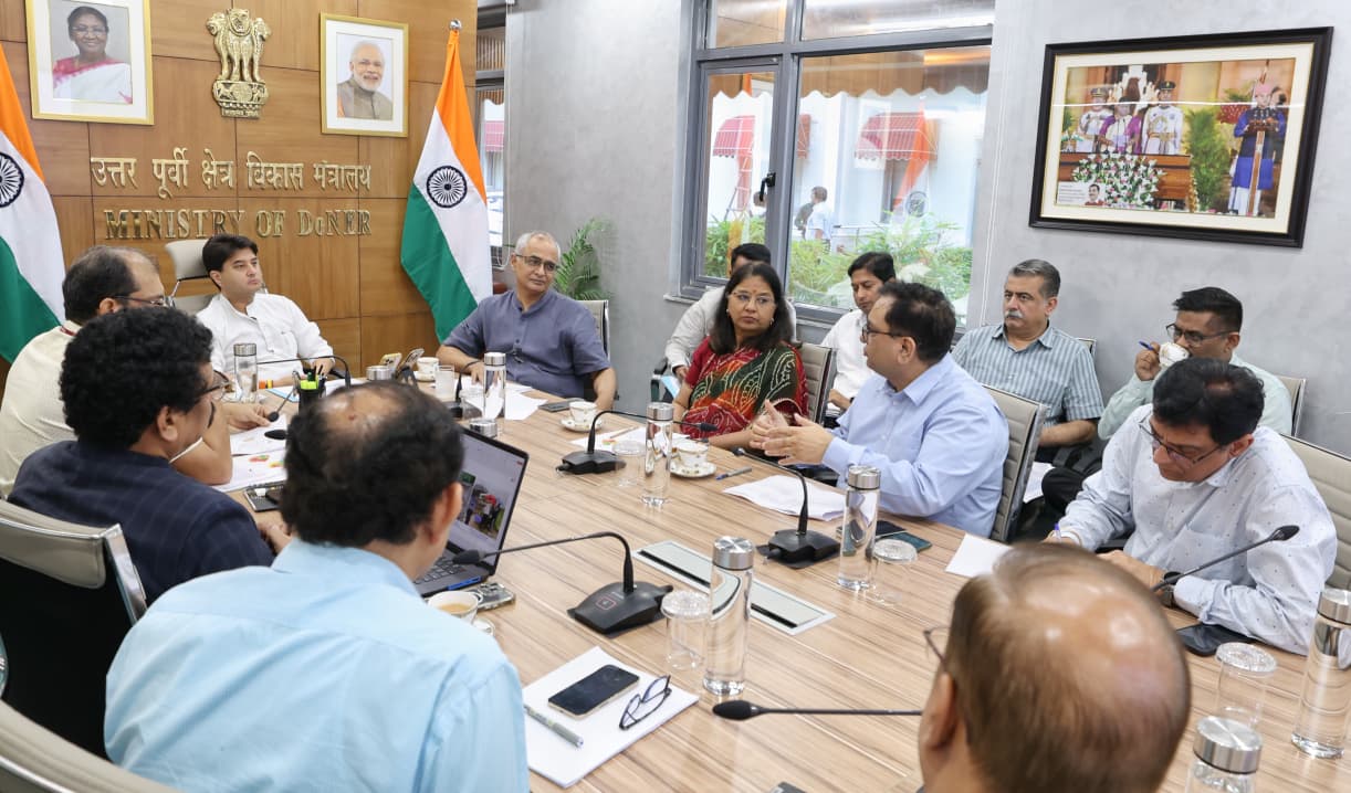 संचार मंत्री ज्योतिरादित्य सिंधिया ने बाढ़ प्रभावित क्षेत्रों में मोबाइल कनेक्टिविटी बहाल करने को लेकर उच्च-स्तरीय समीक्षा बैठक की