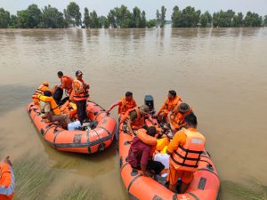 পাঞ্জাবে সীমান্তবর্তী গুরুদাসপুর সহ অন্যান্য জেলার প্রায় শতাধিক বন্যাকবলিত গ্রামে যুদ্ধকালীন তৎপরতায় আটকে থাকা বাসিন্দাদের সুরক্ষিত জায়গায় নিয়ে যাওয়ার কাজ শুরু হয়েছে