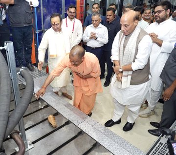 रक्षा मंत्री राजनाथ सिंह और यूपी सीएम योगी आदित्यनाथ ने नोएडा में एक ड्रोन निर्माण कंपनी का किया उद्घाटन