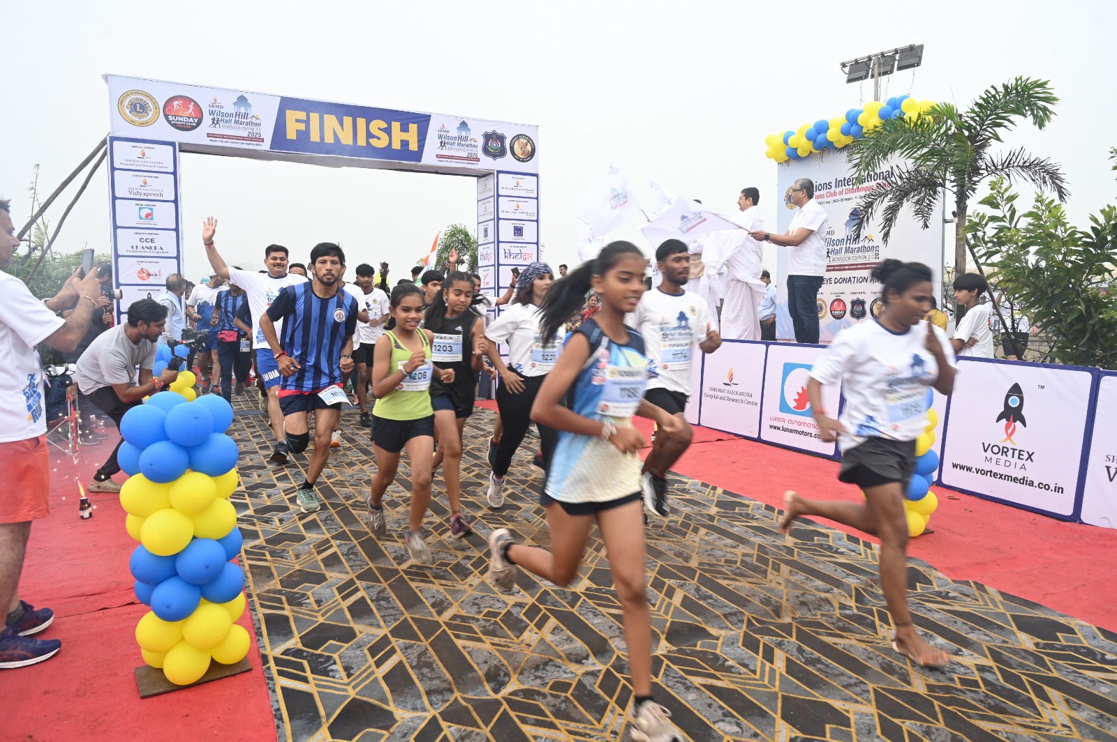 વલસાડના ગિરીમથક વિલ્સન હીલ પર યોજાયેલી હાફ મેરેથોનમાં દેશ-વિદેશના એક હજારથી વધુ દોડવીરોએ ભાગ લીધો