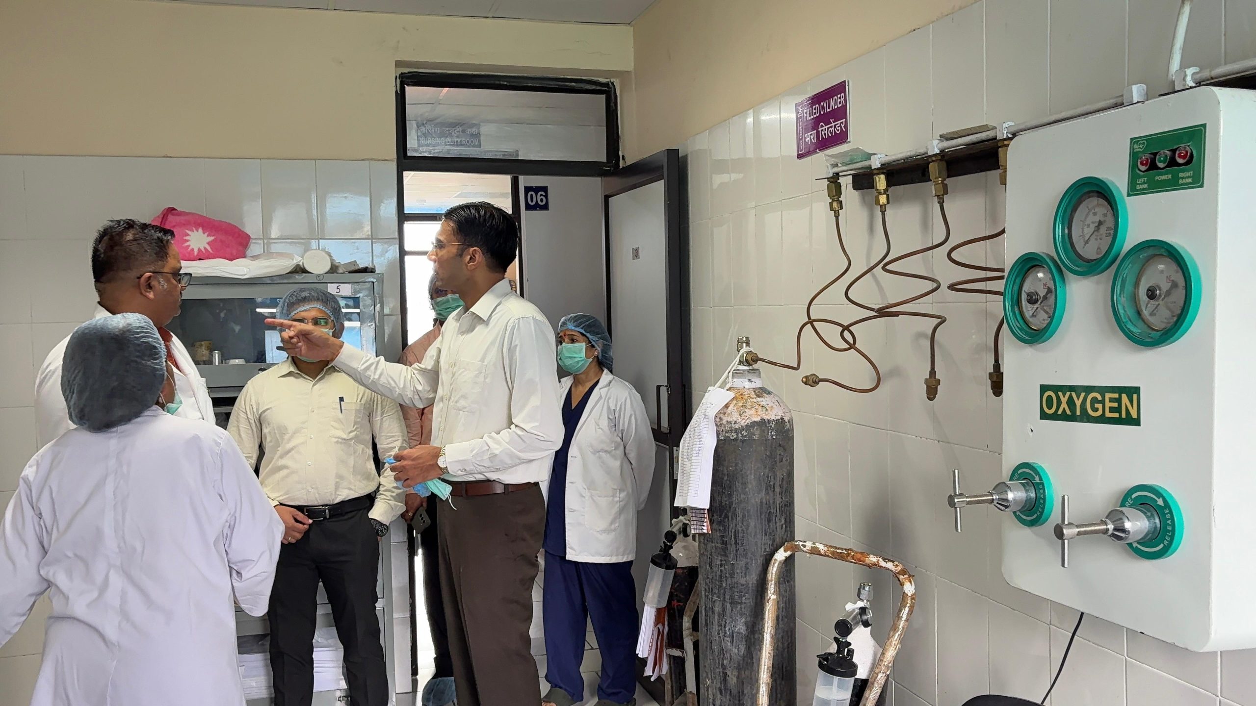 देहरादून के जिलाधिकारी सविन बंसल ने जिला अस्पताल कोरोनेशन और गांधी शताब्दी अस्पताल का निरीक्षण किया
