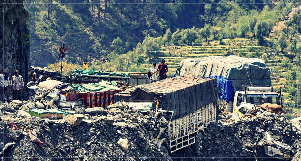 জম্মু কাশ্মীৰৰ অধকুৱাৰীৰ যাত্ৰাপথত সংঘটিত ভয়াৱহ ভূমিস্খলনত কেবাজনো লোকৰ প্রাণ হানি হোৱাৰ লগতে বহু লোক আহত
