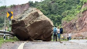 Jammu-Srinagar NH-44 remain closed for vehicular traffic for 4th consecutive day