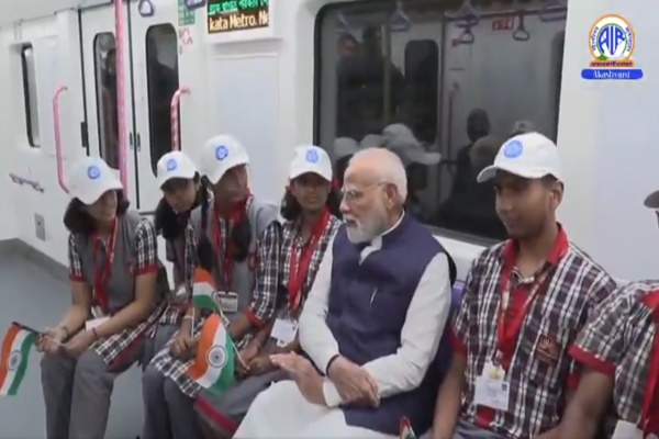 প্রধানমন্ত্রী নরেন্দ্র মোদি আজ কলকাতায় তিনটি নতুন মেট্রো রেল পথের সূচনা সহ ৫ হাজার ২০০ কোটি টাকার বেশি মূল্যের উন্নয়নমূলক প্রকল্পের উদ্বোধন ও শিলান্যাস করেছেন।
