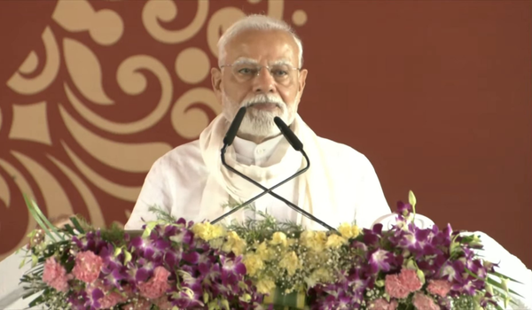 प्रधानमंत्री नरेन्‍द्र मोदी ने देशवासियों से स्वदेशी को अपनाने और स्थानीय उत्पादों का उपयोग करने की अपील की