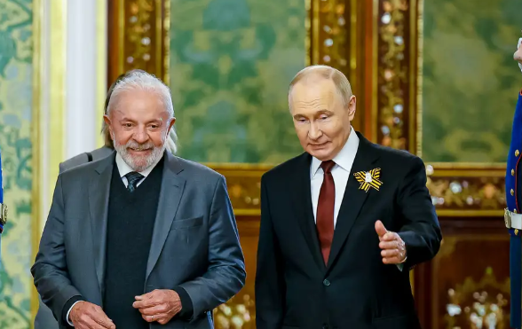 Brasilia میں صدارتی محل سے جاری ایک بیان میں کہا گیا ہے کہ برازیل کے صدر Luiz Inacio Lula da Silva نے روس کے صدر ولادیمیر پتن کے ساتھ تقریباً 40 منٹ تک بات چیت کی۔
