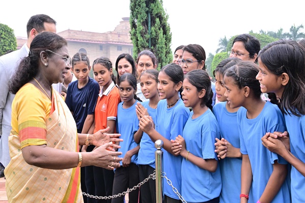 President Murmu Interacts with Sportspersons at Amrit Udyan on National Sports Day