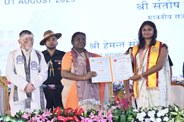 ২০৪৭ চনৰ বিকশিত ভাৰতৰ লক্ষ্যত উপনীত হোৱাৰ ক্ষেত্ৰত গুৰুত্বপূৰ্ণ ভূমিকা পালন কৰিবলৈ ৰাষ্ট্ৰপতি দ্রৌপদী মুৰ্মুৰ ছাত্ৰ-ছাত্ৰীসকলৰ প্ৰতি আহ্বান