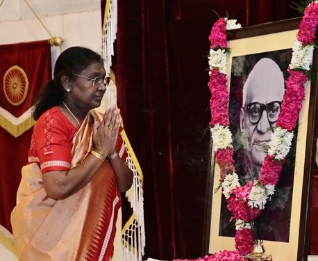 President Droupadi Murmu pays floral tribute to former Prez V V Giri on his birth anniversary