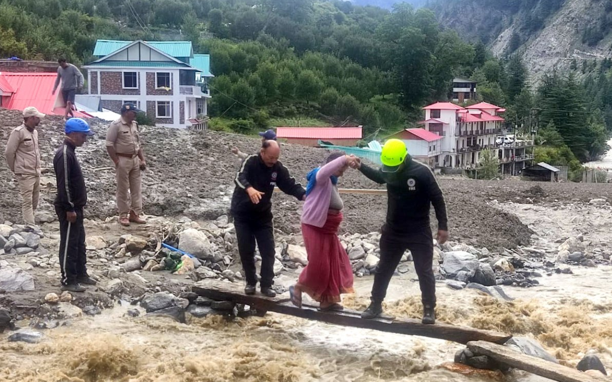 उत्तराखंड: उत्तरकाशी आपदा के बाद बड़े पैमाने पर राहत और बचाव कार्य जारी, अब तक 1,100 से ज़्यादा लोगों का रेस्क्यू