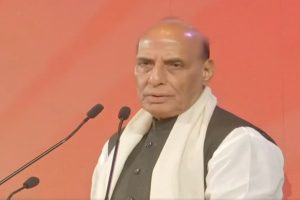 रक्षा मंत्री राजनाथ सिंह ने आज विशाखापट्टणम में भारतीय नौसेना के दो उन्नत युद्धपोतों, आईएनएस उदयगिरि और आईएनएस हिमगिरि का जलावतरण किया
