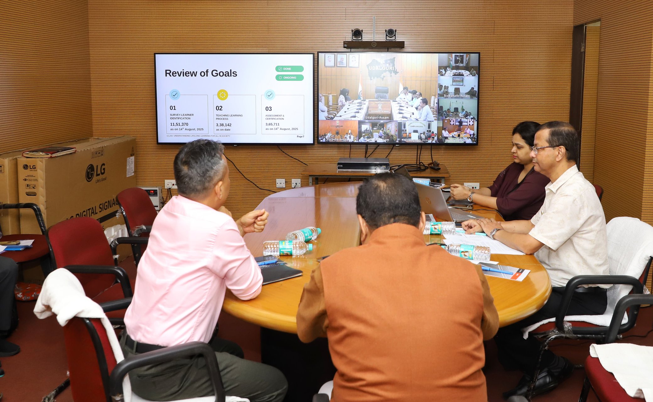 জিলা আয়ুক্ত, অতিৰিক্ত আয়ুক্ত, বিদ্যালয় পৰিদৰ্শক, মহাবিদ্যালয়ৰ অধ্যক্ষৰে বৈঠক মন্ত্ৰী ডা০ ৰণোজ পেগুৰ