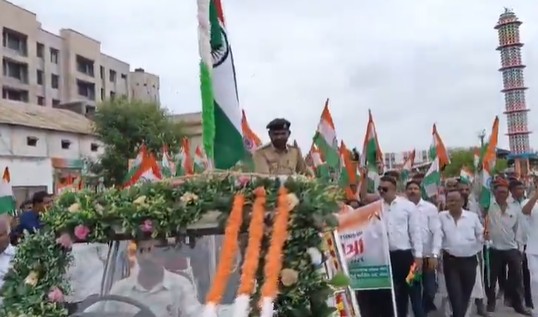 બોટાદ શહેરના માર્કેટિંગ યાર્ડ ખાતેથી તિરંગા યાત્રાનું લીલી ઝંડી આપી પ્રસ્થાન કરાવાયું