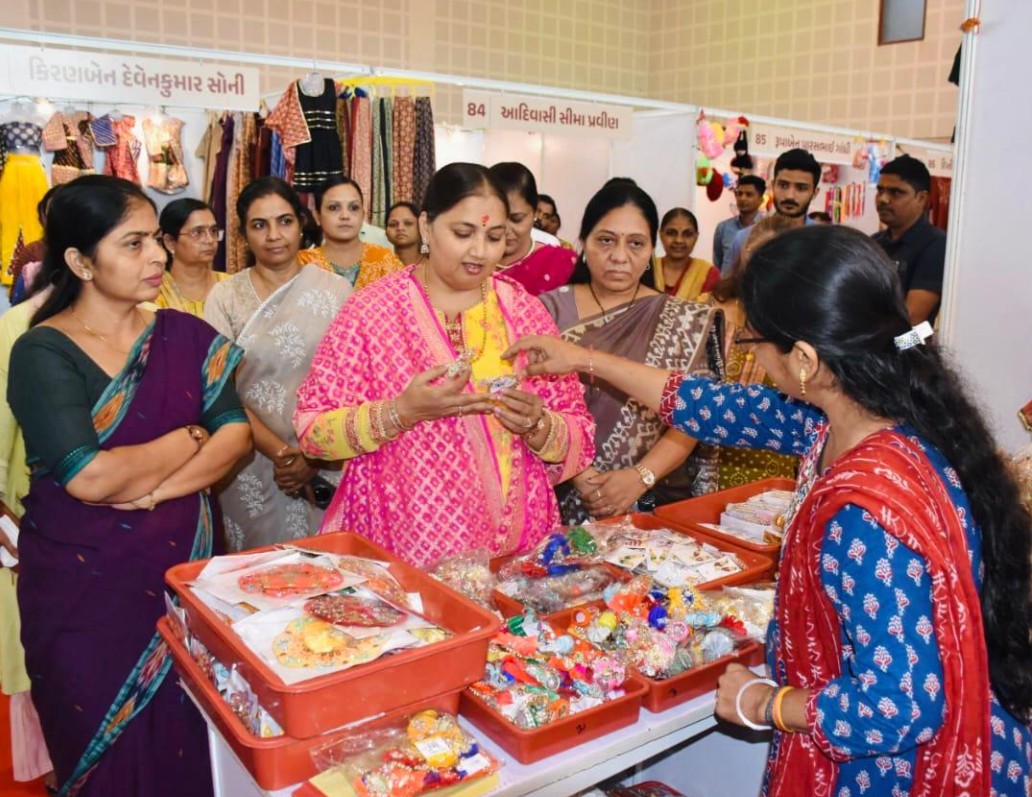 મહિલા અને બાળ વિકાસ મંત્રી ભાનુબેન બાબરીયાએ આજેગાંધીનગરમાં ‘રાખીમેળા’નું ઉદ્ઘાટન કર્યું