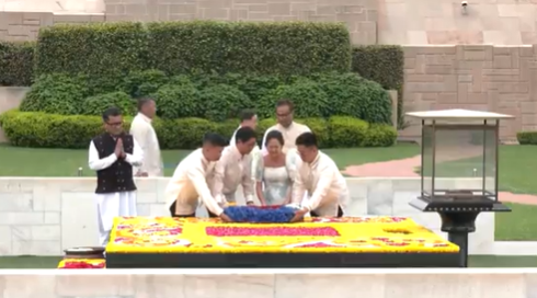 फिलीपींस के राष्‍ट्रपति ने राजघाट पर महात्‍मा गांधी की समाधि पर पुष्‍पांजलि अर्पित की