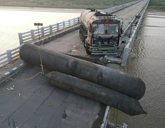 ક્ષતીગ્રસ્ત ગંભીરા બ્રિજ પર ફસાયેલા ટેન્કરને સંપૂર્ણ સ્વદેશી ટેકનોલોજીની મદદથી બહાર કઢાયું