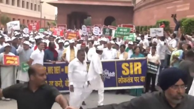 निवडणूक आयोगाच्या कार्यालयावर इंडिया आघाडीचा मोर्चा
