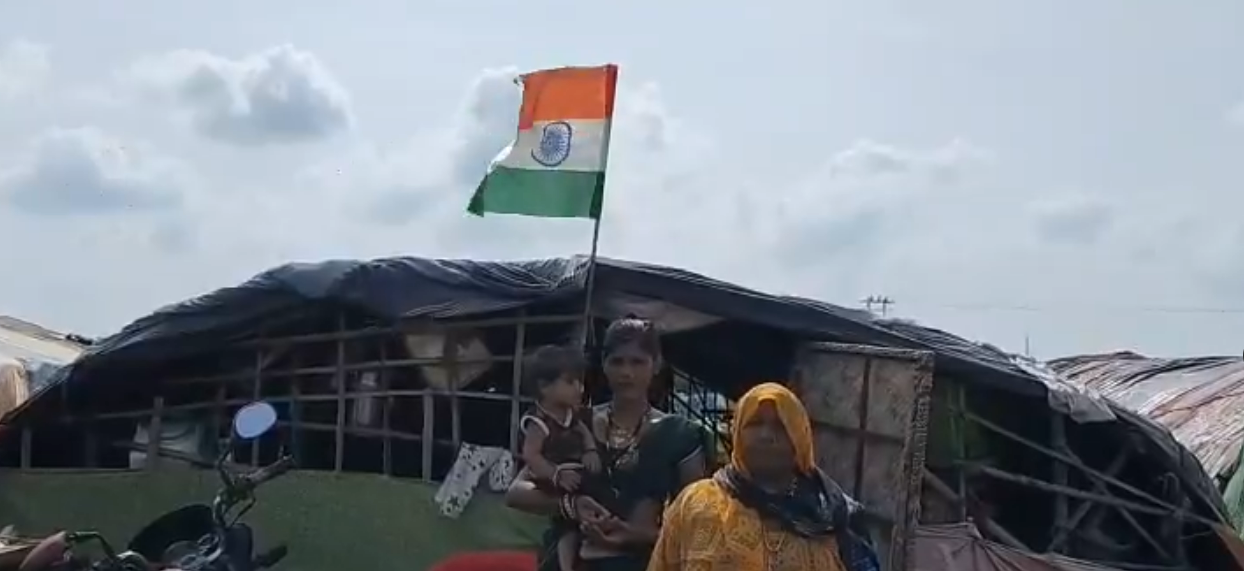 वाशीममध्ये भटक्या समाजाच्या नागरिकांनी पालावर फडकावला तिरंगा