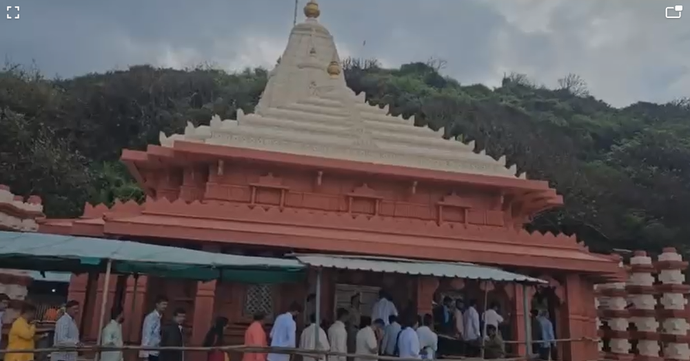 अंगारकी संकष्टी चतुर्थीनिमित्त गणपती मंदिरांमध्ये भाविकांची गर्दी