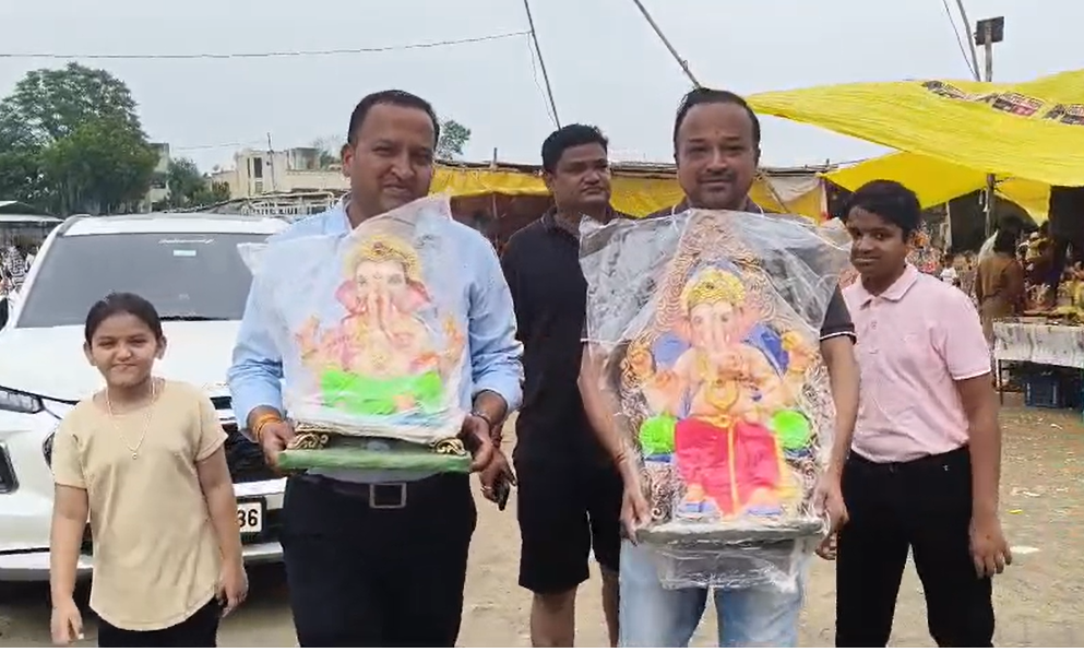 राज्यभरात ठिकठिकाणी दीड दिवसांच्या गणपतीच्या विसर्जन