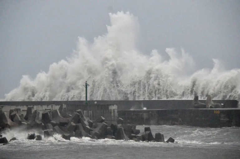 Typhoon Podul Hits Eastern Taiwan, Disrupts Transport and Prompts Widespread Warnings