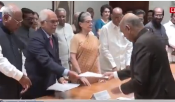 उपराष्ट्रपतीपदासाठी इंडिया आघाडीचे उमेदवार बी सुदर्शन रेड्डी यांचा  उमेदवारी अर्ज दाखल