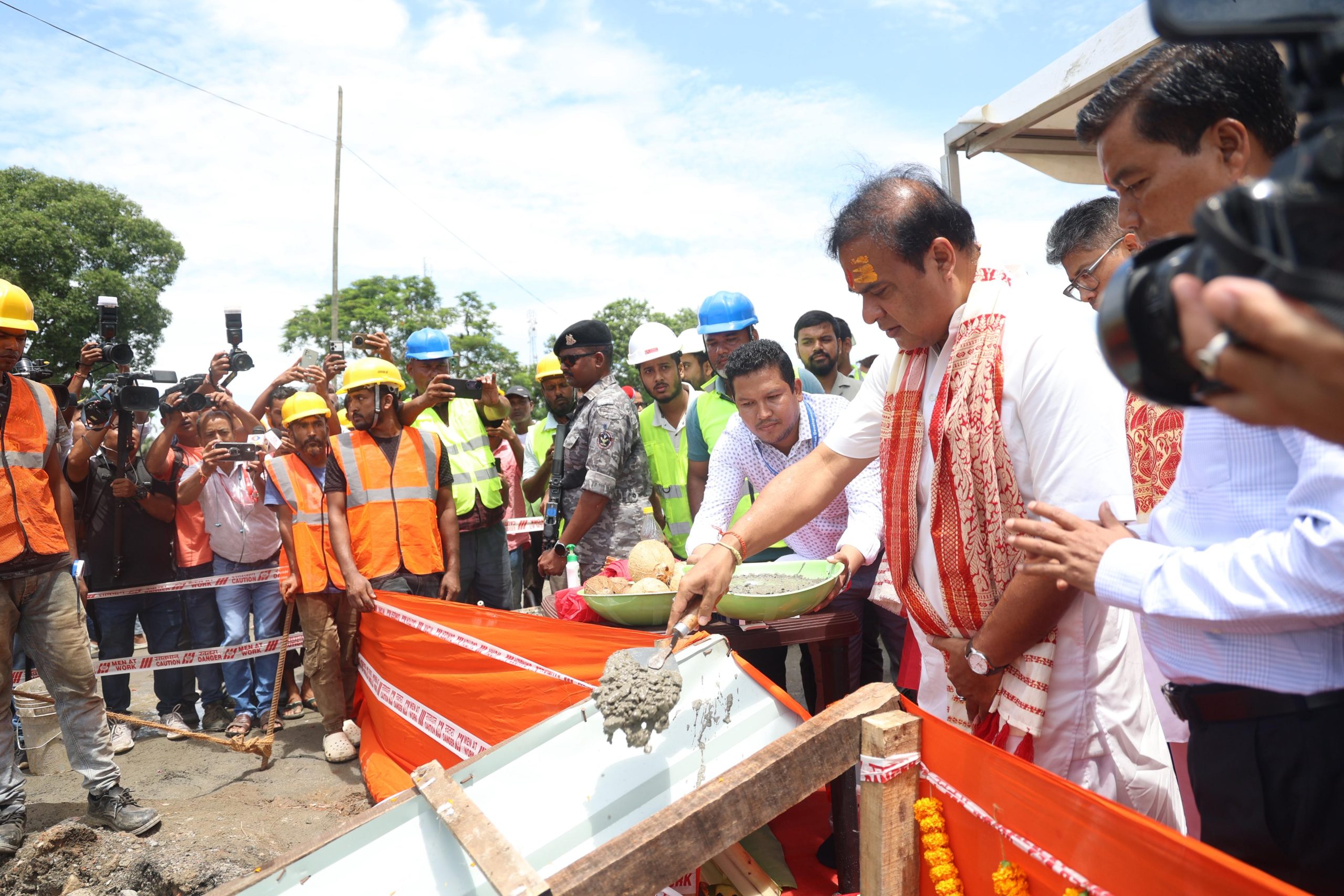মায়ঙৰ ভকতগাঁৱত জাগীৰোড সমজিলা আয়ুক্ত কাৰ্যালয়ৰ আধাৰশিলা স্থাপন মুখ্যমন্ত্ৰীৰ