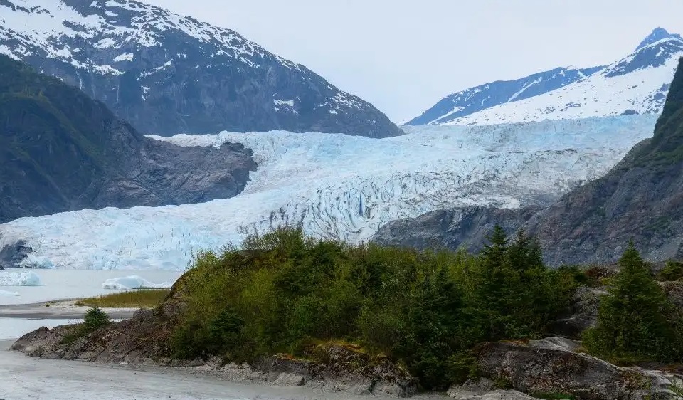 Alaska, evacuation alerts ahead of glacial flood threat