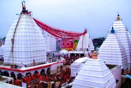 झारखंड: श्रावण के चौथे और अंतिम सोमवार को देवघर के बाबा बैद्यनाथ मंदिर में भक्तों की कतारें