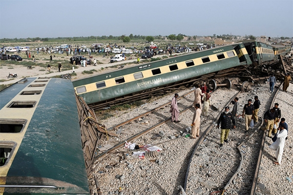 Pakistan: 30 injured as Islamabad Express derails near Lahore