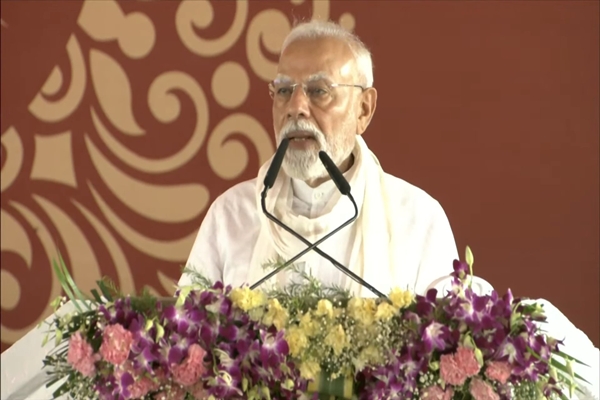 প্রধানমন্ত্রী নরেন্দ্র মোদী আজ তাঁর সংসদীয় কেন্দ্র বারাণসী থেকে ‘প্রধানমন্ত্রী কিষাণ সম্মান নিধি- PM কিষাণ প্রকল্পের কুড়ি-তম কিস্তির টাকা প্রদান করেছেন।