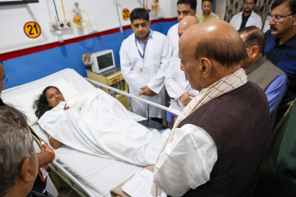 Rajnath Singh visits GMC Jammu, reviews treatment of Chashoti incident victims