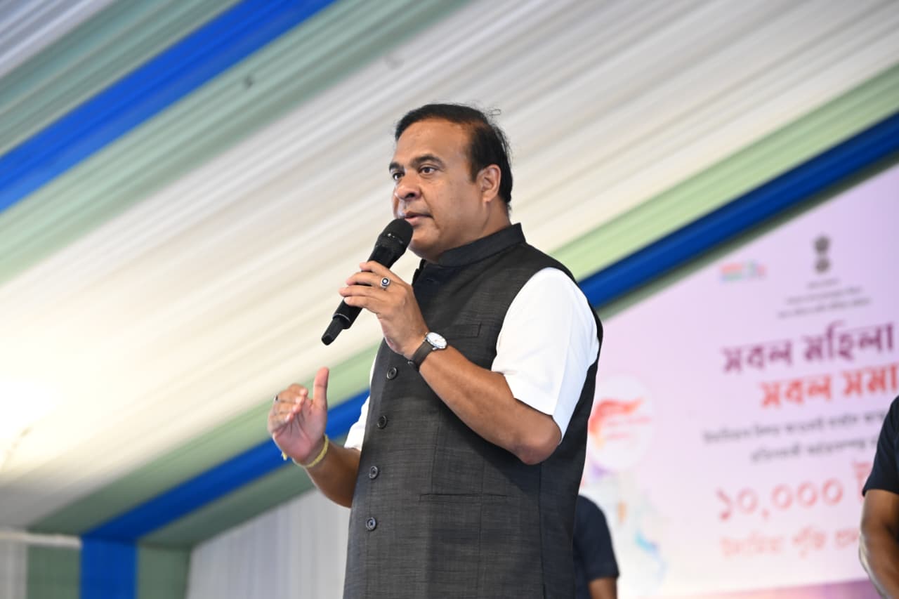 নলবাৰীত আত্মসহায়ক গোটৰ সদস্যাসকললৈ মুখ্যমন্ত্রী ড° হিমন্ত বিশ্ব শৰ্মাৰ চেক প্ৰদান