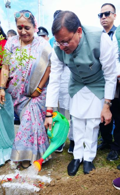 मुख्यमंत्री पुष्कर सिंह धामी और विधानसभा अध्यक्ष ने भराड़ीसैंण में “एक पेड़ माँ के नाम” अभियान के तहत पौधा रोपा