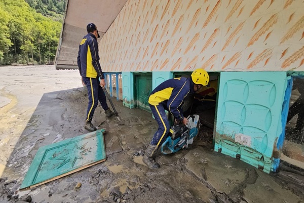 اتراکھنڈ میں، اتراکاشی ضلعے کے قدرتی آفت سے متاثرہ دھرالی-ہرسِل علاقوں میں راحت اور بچاؤ کارروائیاں زور و شور سے جاری ہیں۔