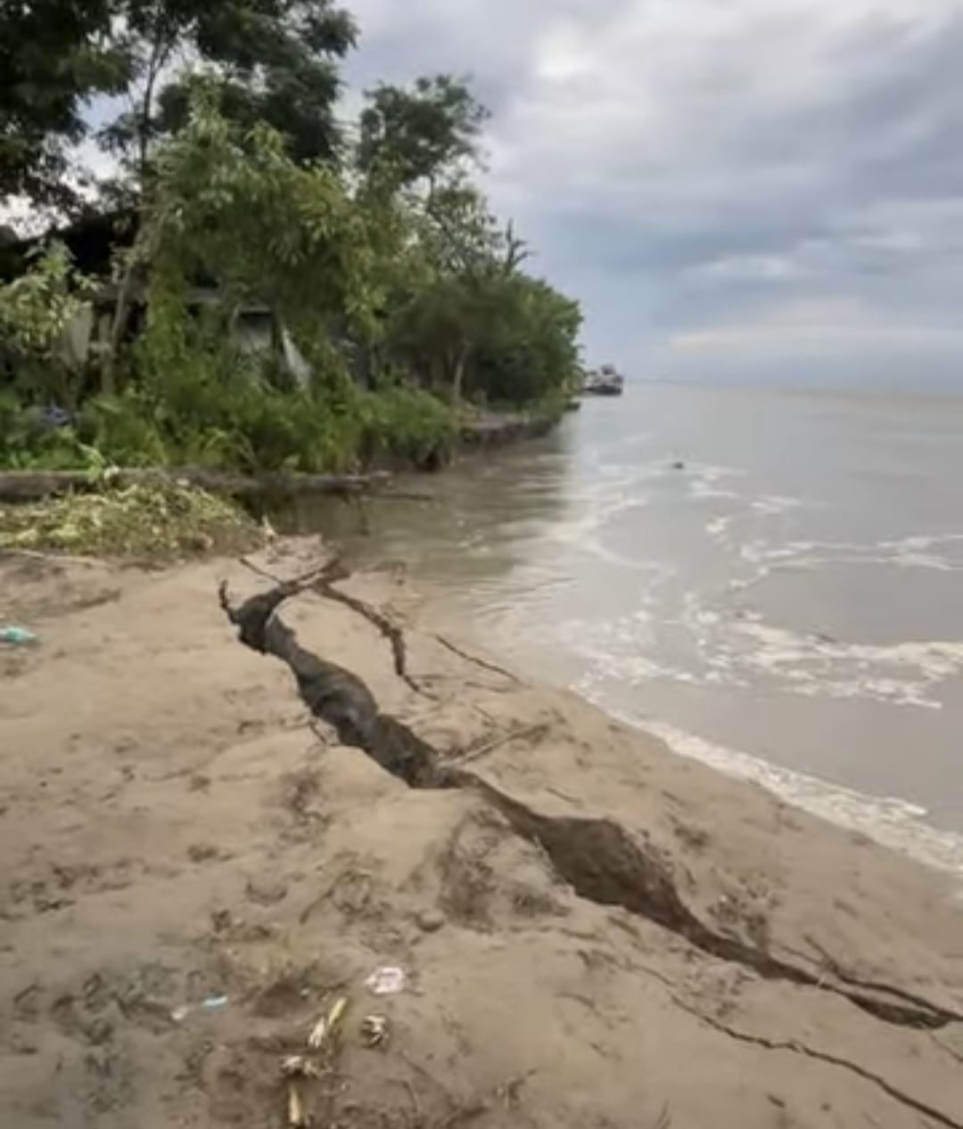 ডিব্ৰুগড়ৰ মাইজান ঠাকুৰবাৰীত ব্ৰহ্মপুত্ৰৰ তীব্ৰ খহনীয়া