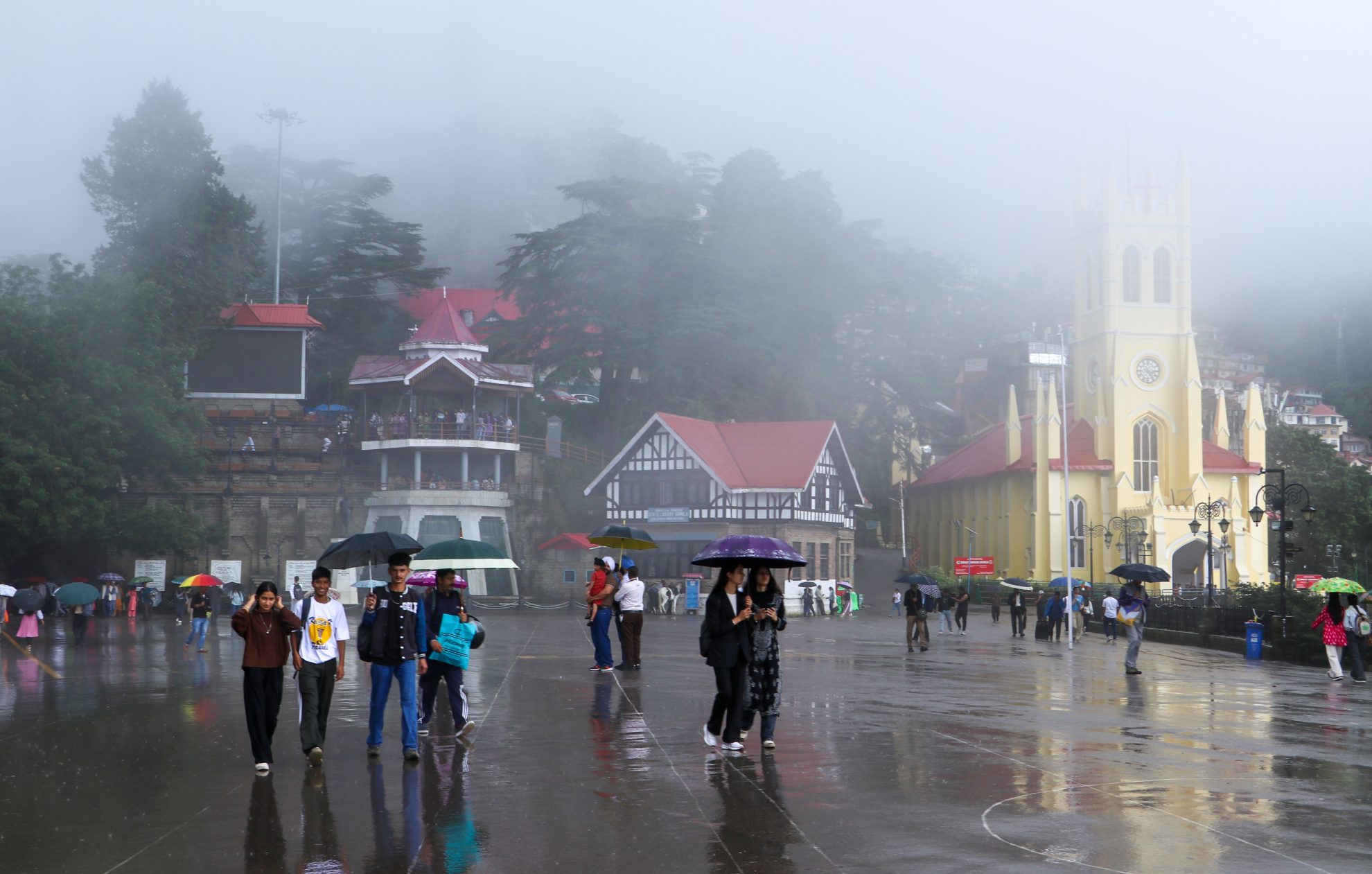 ہماچل پردیش میں مانسون کی بارش کا سلسلہ جاری ہے اور ریاست کے زیادہ تر حصوں میں لگاتار بارش سے روزمرہ کی زندگی متاثر ہورہی ہے۔