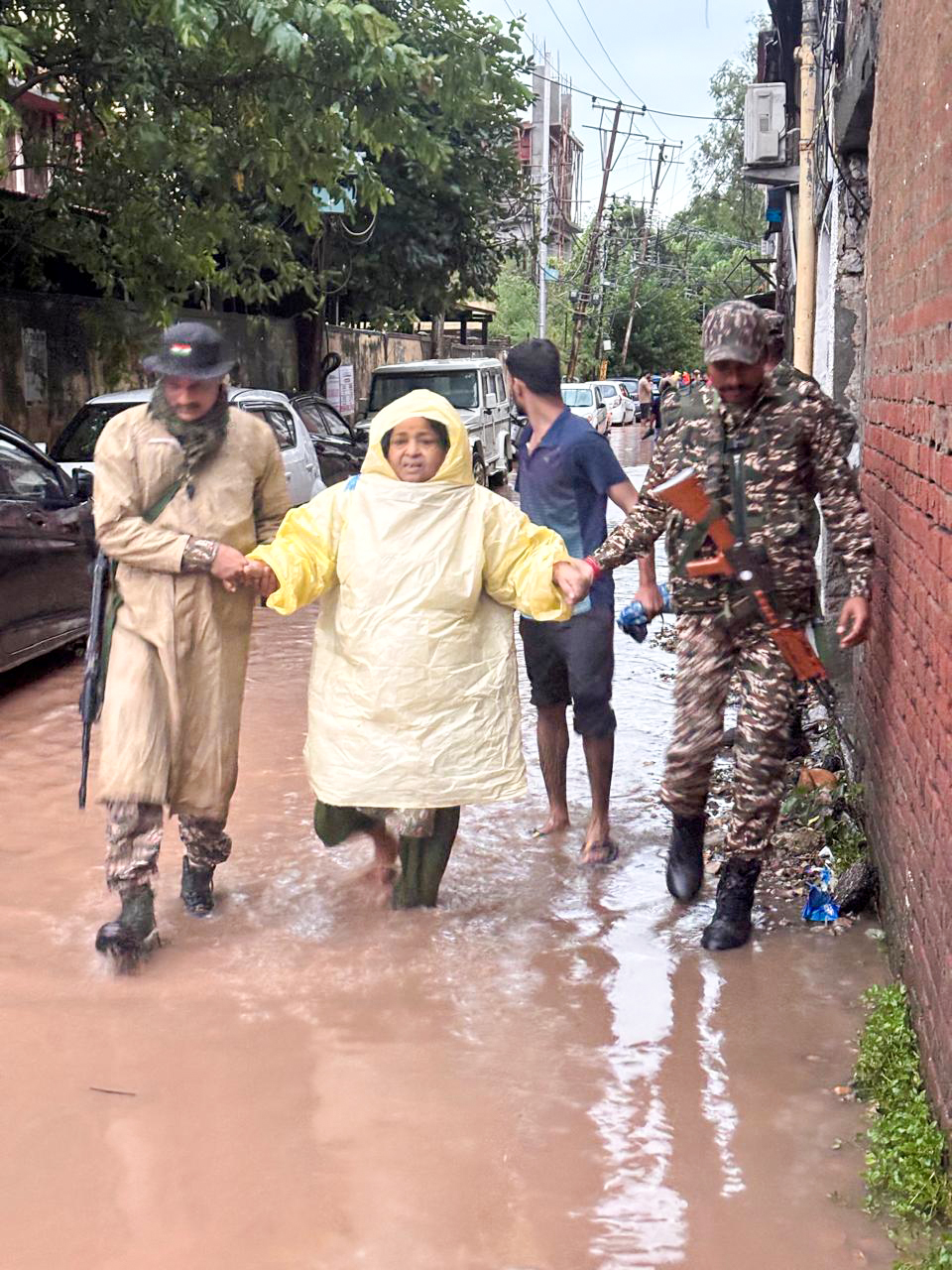 پنجاب میں راوی، بِیاس اور ستلُج ندیوں کے طغیانی پر بہنے کے سبب سیلاب کی صورتحال سنگین ہوتی جارہی ہے