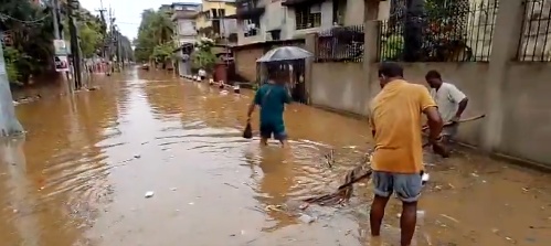 আজি পুৱতি নিশাৰ ধাৰাষাৰ বৰষুণত গুৱাহাটী মহানগৰীৰ কেইবাটাও অঞ্চলত কৃত্রিম বান