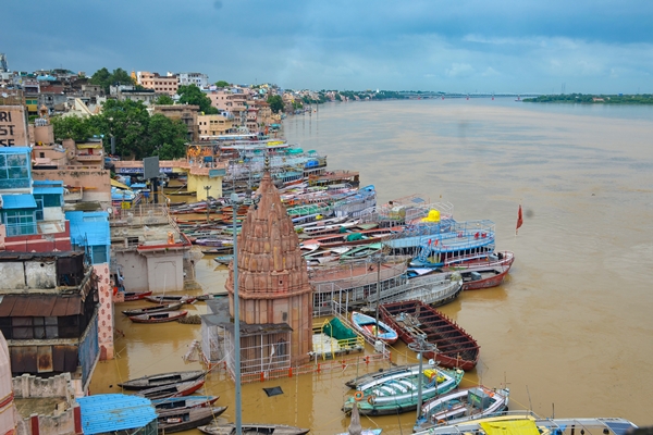 उत्तर प्रदेश में लगातार बारिश के कारण कई नदियाँ खतरे के निशान से ऊपर, 17 जिलों में बाढ़