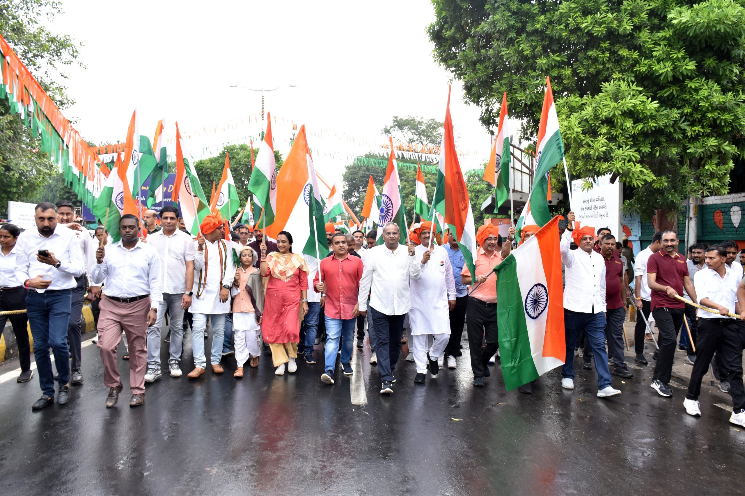 રાજ્યના વિવિધ જિલ્લામાં આજે તિરંગા યાત્રા યોજાઇ- વડોદરામાં ગૃહ રાજ્યમંત્રી હર્ષ સંઘવી સહભાગી થયા