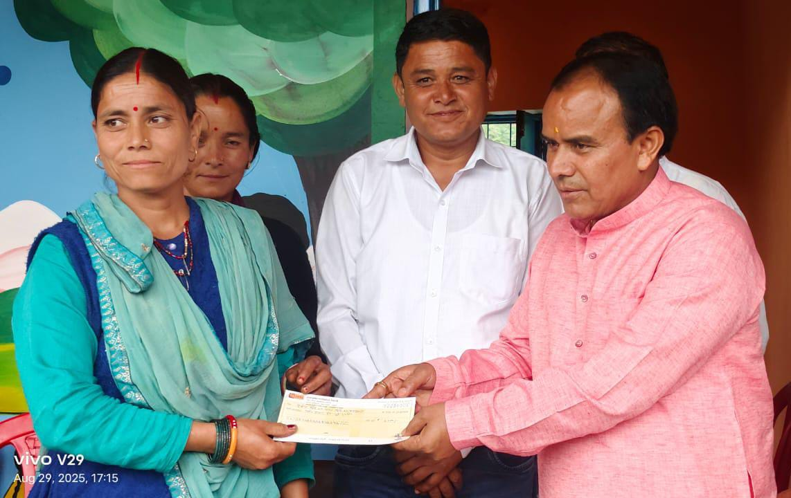 कैबिनेट मंत्री डॉ. धन सिंह रावत ने पौड़ी जिले में पाबौ ब्लॉक के मणकोली और फल्द्वाडी में आपदाग्रस्त क्षेत्रों का किया निरीक्षण 