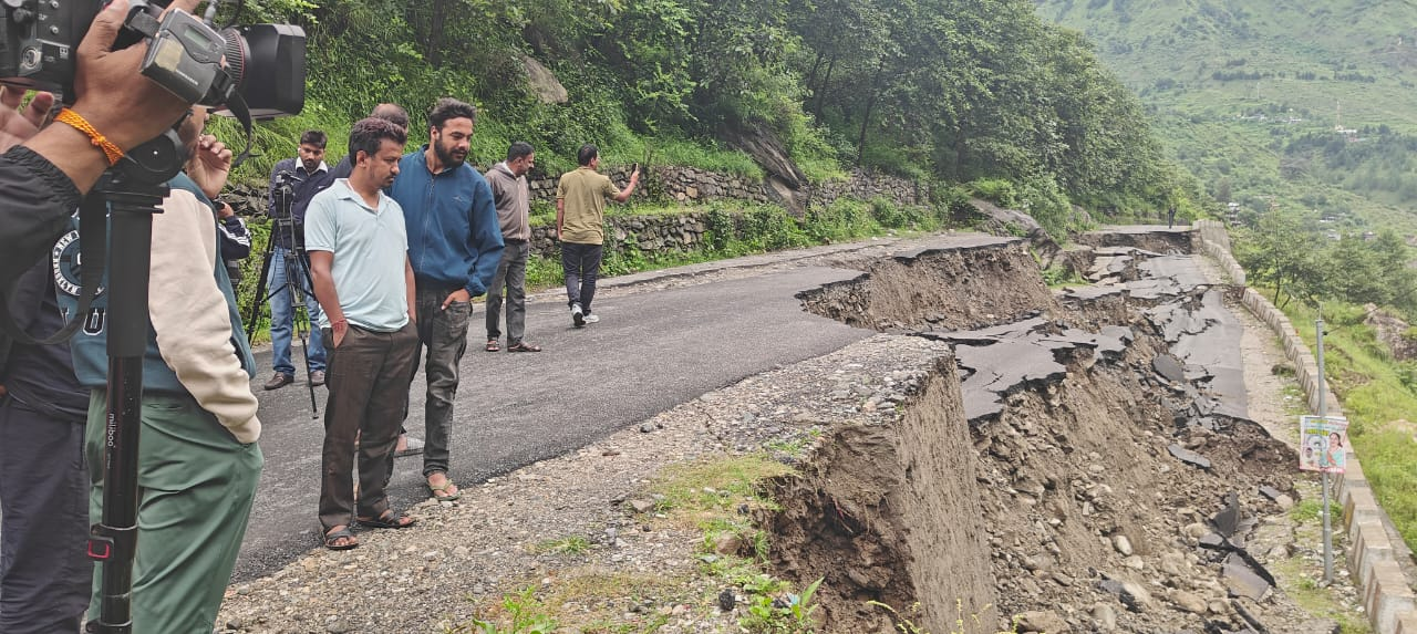 प्रदेश के सभी जिलों के कुछ स्थानों पर भारी से बहुत भारी बारिश का रेड अलर्ट