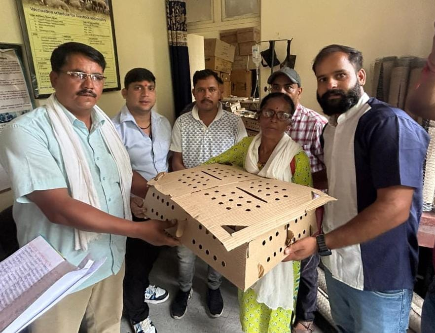 पौड़ी जिले में अनुसूचित जाति के लाभार्थियों को 80 पोल्ट्री यूनिट वितरित की गईं