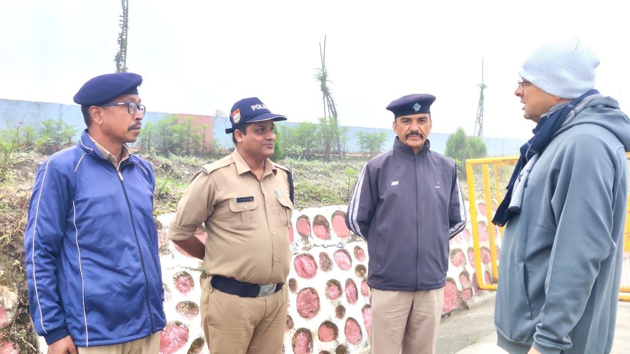मुख्यमंत्री पुष्कर सिंह धामी ने सुरक्षाकर्मियों से उनके आवास और अन्य आवश्यक व्यवस्थाओं की जानकारी ली