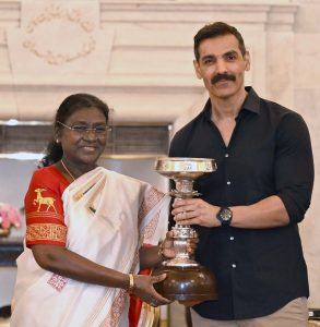 ডুরান্ড কাপ এর প্রেসিডেন্টস কাপ জয়ী নর্থ ইষ্ট ইউনাইটেড ফুটবল ক্লাবের সদস্যরা আজ রাষ্ট্রপতি ভবনে, রাষ্ট্রপতি দ্রৌপদী মুর্মুর সঙ্গে সাক্ষাৎ করেন।