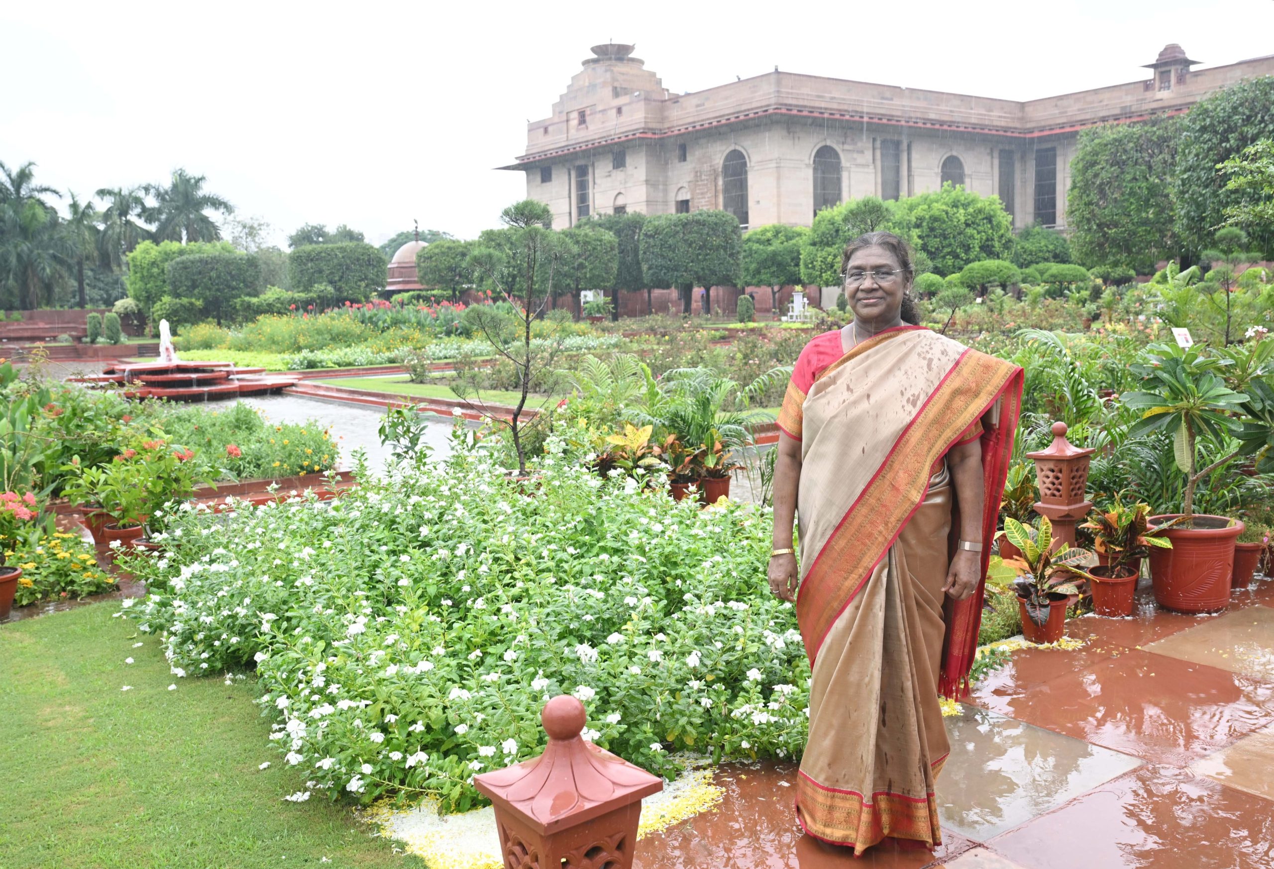 अमृत उद्यान के ग्रीष्मकालीन वार्षिक संस्करण का राष्ट्रपति द्रौपदी मुर्मू ने किया उद्घाटन, 14 सितंबर तक आम लोगों के लिए खुला रहेगा उद्यान