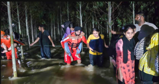 قومی آفات سے نمٹنے والی فورس NDRF نے ہماچل پردیش کے کانگڑا اور چمبا میں بڑے پیمانے پر راحت اور بچاؤ کارروئیوں کے علاوہ لوگوں کو محفوظ مقامات پر پہنچانے کا کام انجام دیا ہے۔